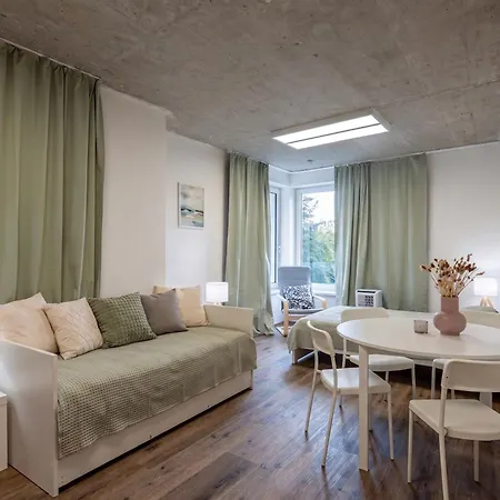 Brand New #24 Near Center With Free Street Parking * פראג